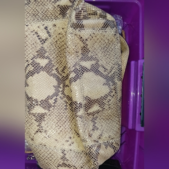 MK Shoulder Bag - Picture 4 of 12